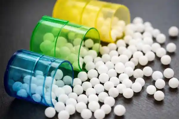 Remèdes homéopathiques naturels pour traiter l'acné en douceur