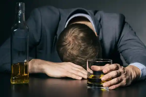 Personne retrouvant espoir face à l'alcoolisme