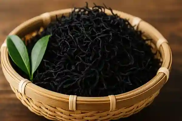 Algue aramé séchée dans un bol en bois traditionnel japonais