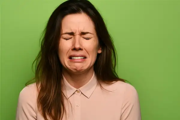 Femme souffrant de brûlures urinaires - traitement homéopathique